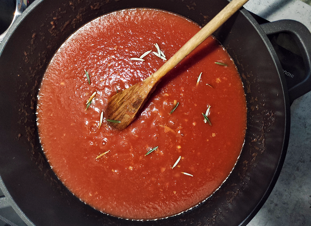 Fuži - Adding Tomato Juice To The Sauce