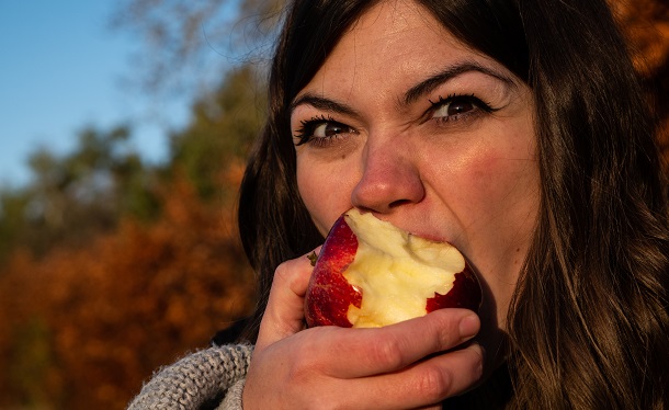woman eats apple