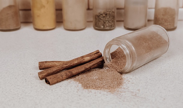 cinnamon powder and sticks