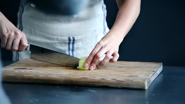 cutting onion