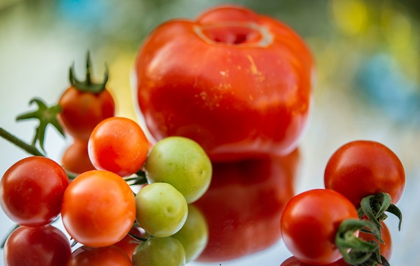 eating tomatoe